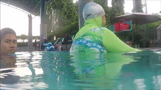 First Time terapi air untuk sakit lutut di kolam renang hangat