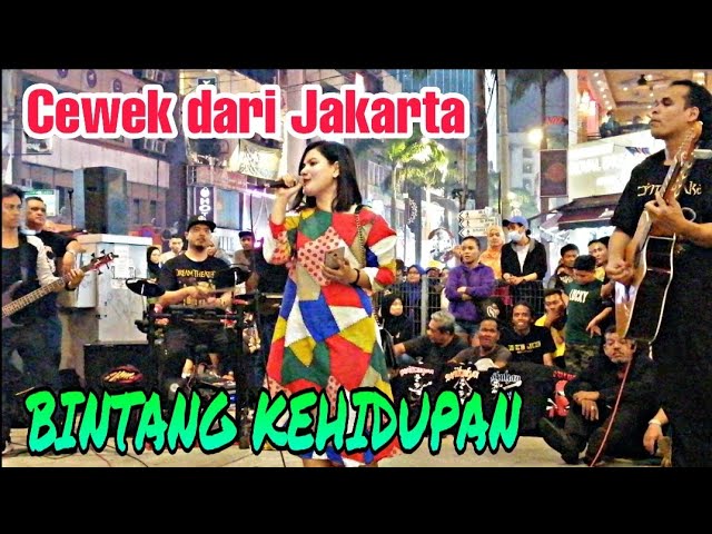 CEWEK MANIS dari Jakarta mau nyanyi sama Sentuhan Buskers. Enak sekali suaranya, bikin lelaki cair.. class=