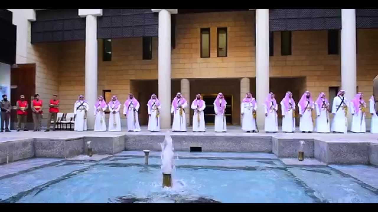 الأمير فيصل بن بندر أمير الرياض يتجول بقصر الحكم مع الزوار..