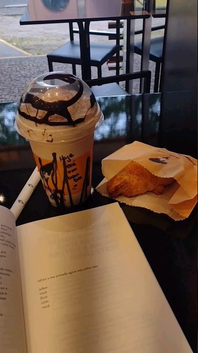 Lendo na cafeteria ☕🍃 #booktube #livros #leitura