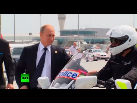 RAW: Putin shakes hands with Aussie motorcycle cops before boarding for G20 exit