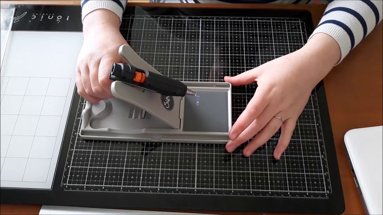 Revue Support pistolet à colle sizzix