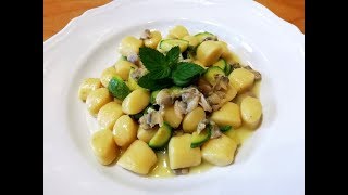 Gnocchi di patate con zucchine e vongole