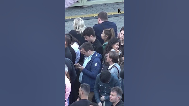 Migliaia di persone a piazza San Pietro attendono la prima fumata dal comignolo
