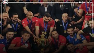 لاعبو الاهلى يرفعون كأس مصر و يهتفون  ..  صباح الخير صباح النصر  احنا ملوك الطائرة فى مصر