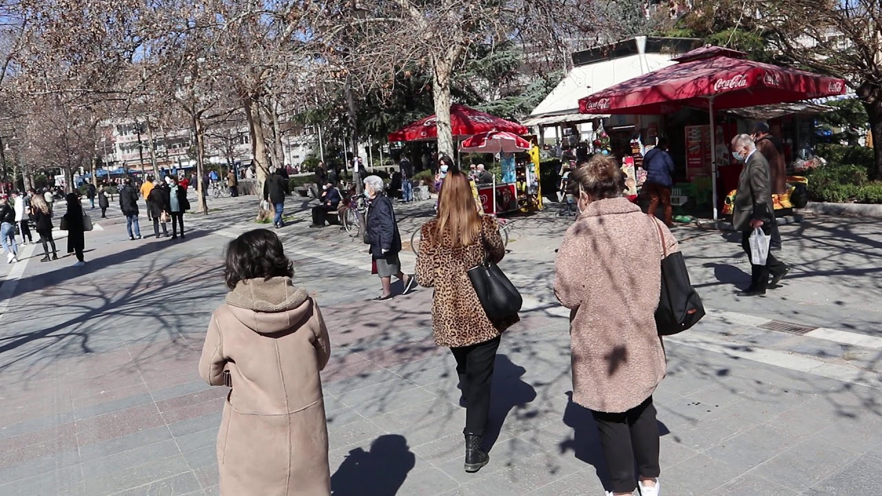 Οι πρώτες στιγμές στην Κεντρική Πλατεία της Λάρισας μετά τον ισχυρό σεισμό