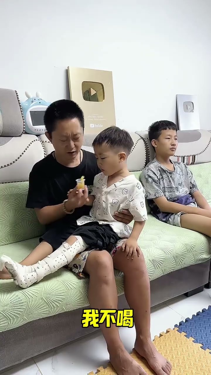 爸爸哄半天都不喝，还是哥哥厉害！#Cute baby#Cute#呆萌小米宝#聪明宝宝#萌娃