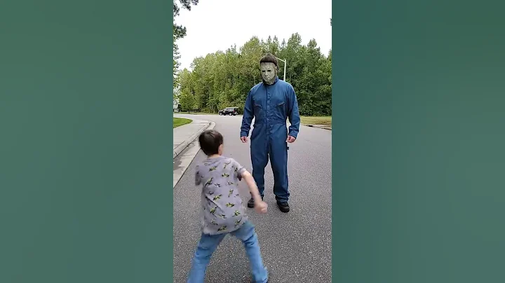 How Michael Myers catches his victims so FAST. #shorts #halloween  #michaelmyers