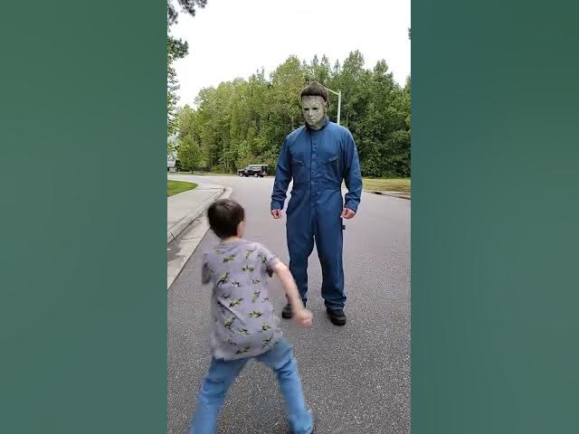 How Michael Myers catches his victims so FAST. #shorts #halloween  #michaelmyers