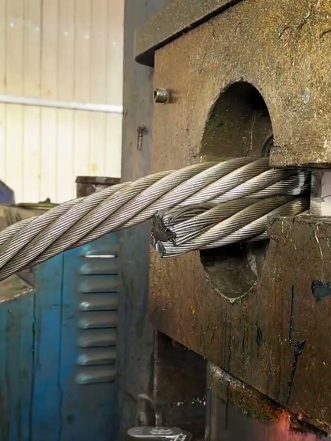 Hydraulic process of wire rope for crane- Good tools and machinery make work easy