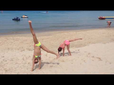 Гимнастика на пляже в Таиланде *Gymnastics on the beach in Thailand*