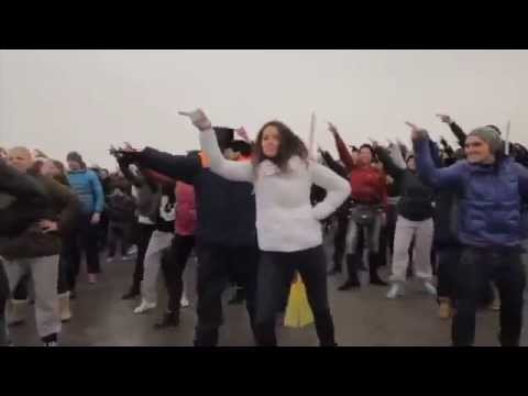 Флешмоб на воробьевых горах 26. 2012 года. Флэшмоб организации. На воробьевых горах флешмоб. Флешмоб свадьба воробьевы горы флэшмоб.