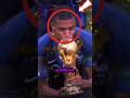 بعد 8 سنوات… ما زال يحتفل بكأس العالم 😳🏆 شيء مجنون! #فرنسا #كرة_قدم #viral #fyp