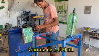 Esse jovem é incrível na Fabricação de vassouras ecológicas