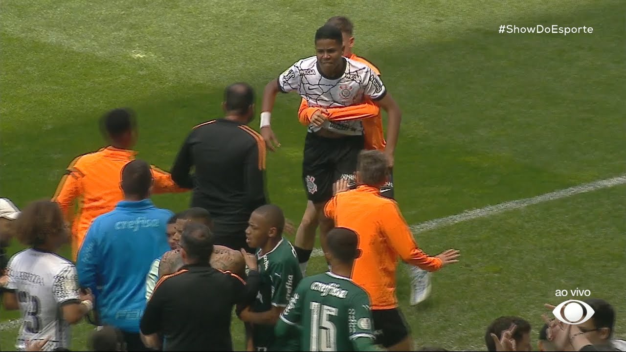 Final Palmeiras x Corinthians no Brasileirão Sub-20 acaba em confusão no campo e na arquibancada