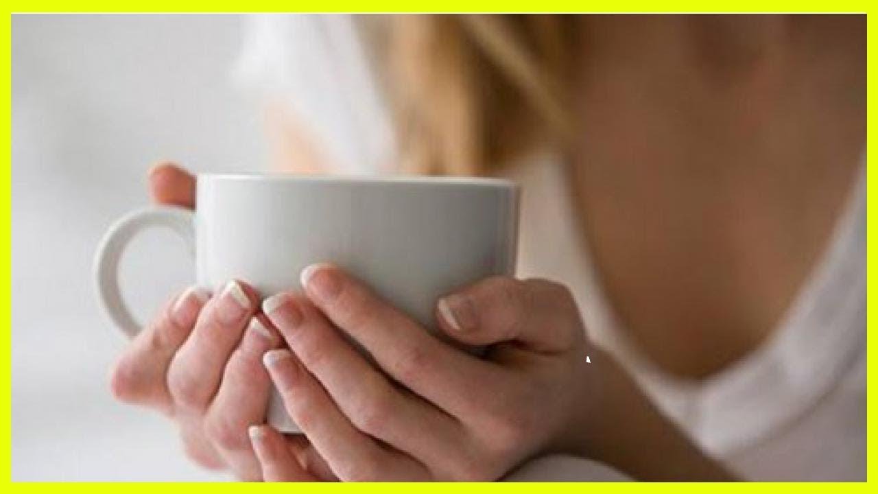 кружка чая в руках. чашка в руках. чашка в руках. кружка рука. кружка чая в руках.