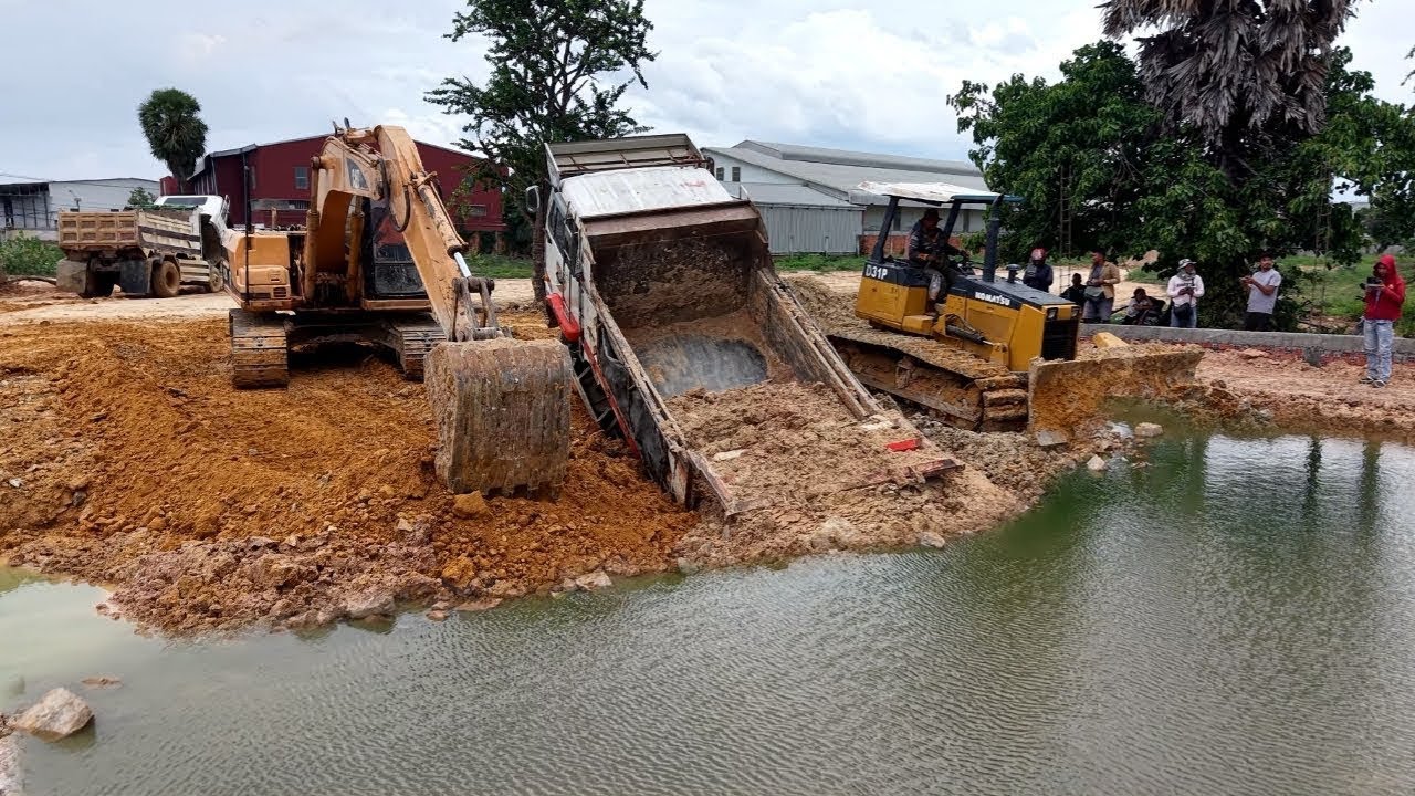 Please don't be in danger,Landfill Dump Truck 5ton Back Uploading Overturned into water pond KOMATS…