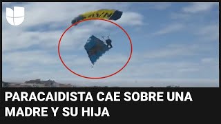 El momento en que un paracaidista cae sobre una madre y su hija en ...
