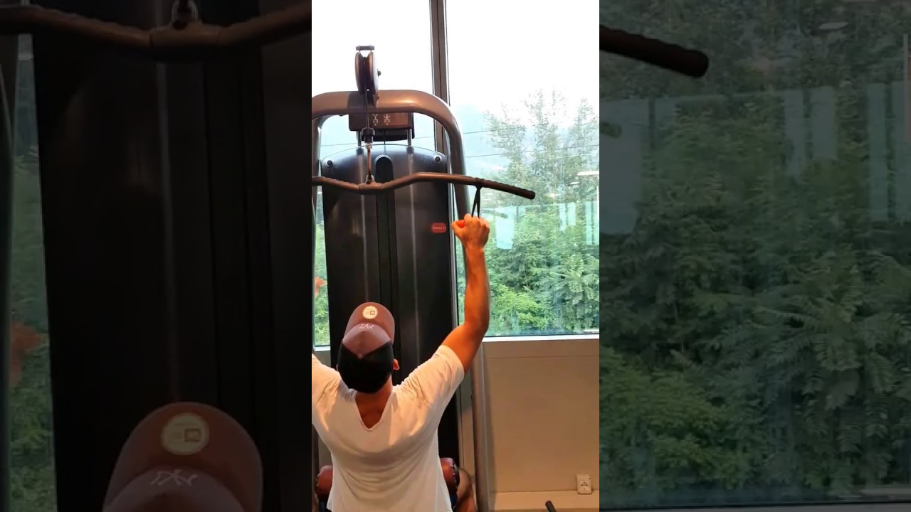 Lat-Machine using the Angles90 grips