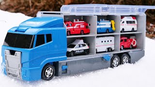 13 Emergency Vehicle Tomica &amp; Clean Up Convoy in the Snow Garden