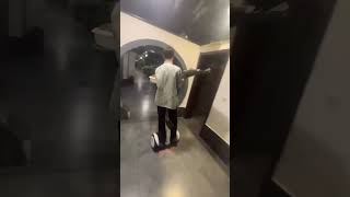 Waiters Di Cina Pakai Teknologi Canggih