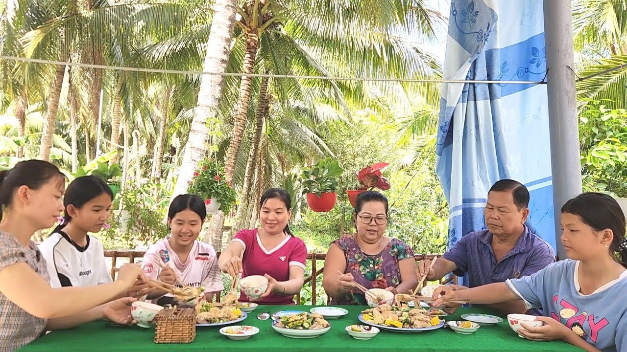 Kỷ Niệm Vừa Tròn 2000 Video Gia Đình Làm Món Gà Hấp Tỏi Ăn Mừng | TKQ & Family T2000