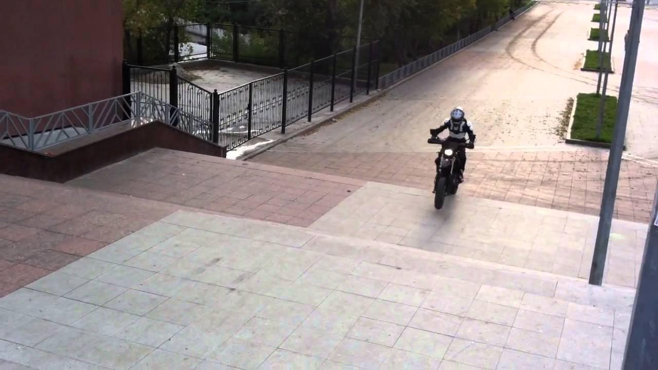 Машины забираются по ступенькам Машины забираются по ступенькам