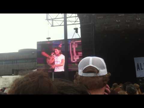 Tonight Alive - Killing In The Name Of (live cover at Melbourne Soundwave)