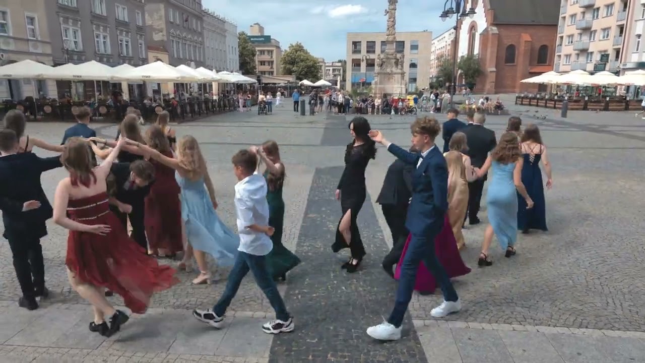 Racibórz. Uczniowie SP 13 zatańczyli poloneza