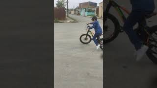 Kinder Alexander:  estoy feliz con mi bicicleta nueva...