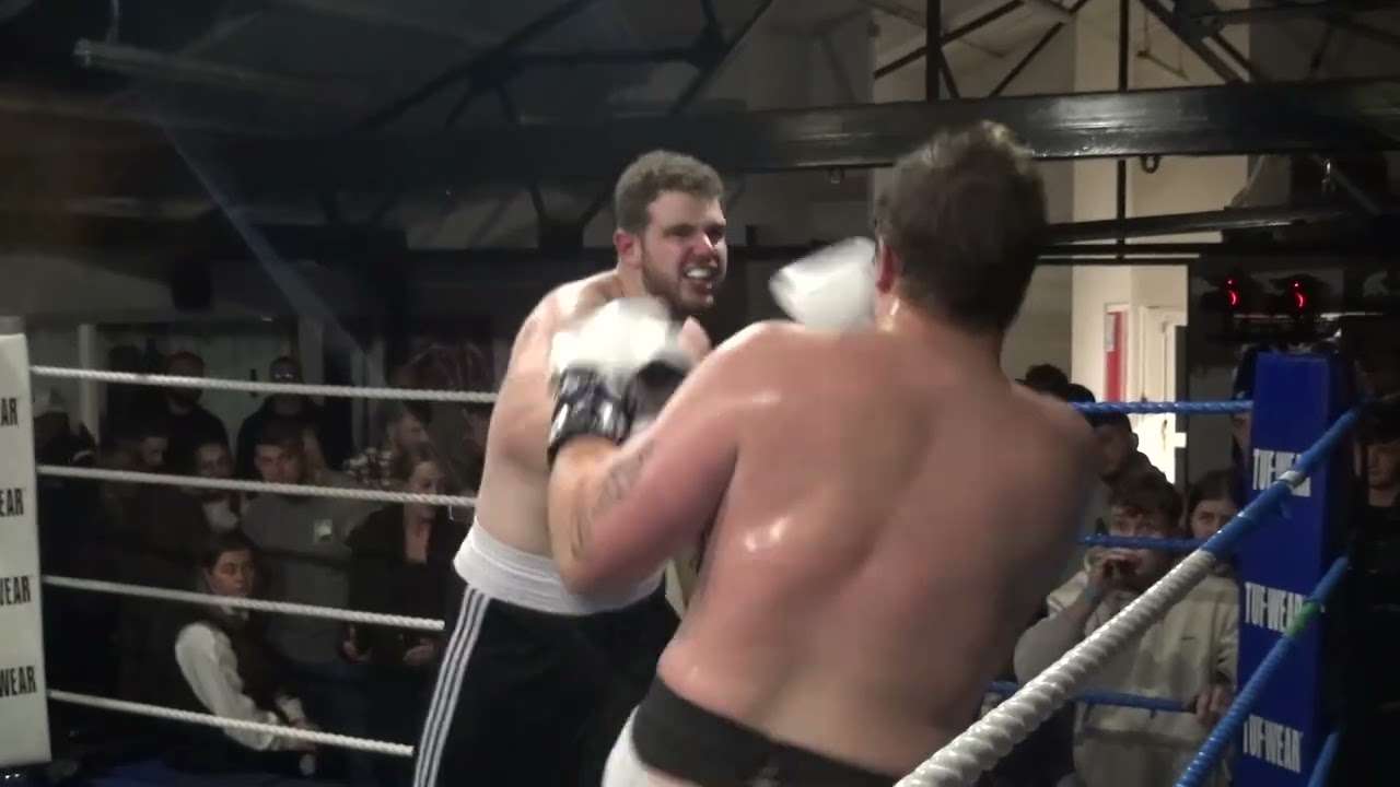 Боксерский клуб Южного Мортона, бой 11: Люк Брукс против Оливера Вудли