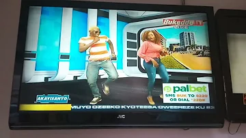 Kelekele and Ann Taylor dance funny moves on Akayisanyo on Beckie 256s tukyankalanye eggwanga