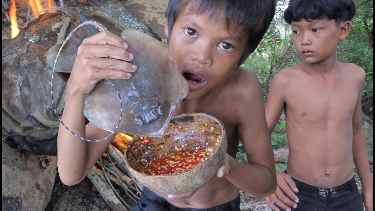 Primitive Technology - Eating delicious - Awesome cooking stingray on a rock