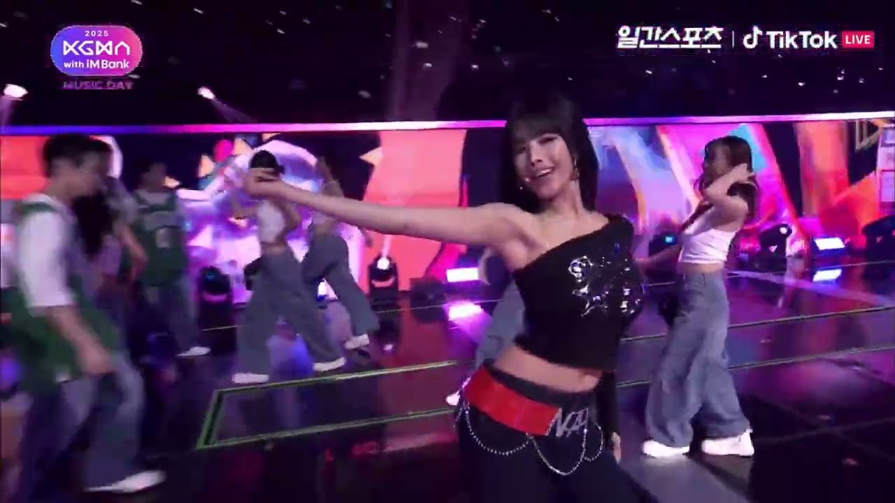 NATTY of KISS OF LIFE performed the opening stage ‘10 Minutes’ at KGMA 2025