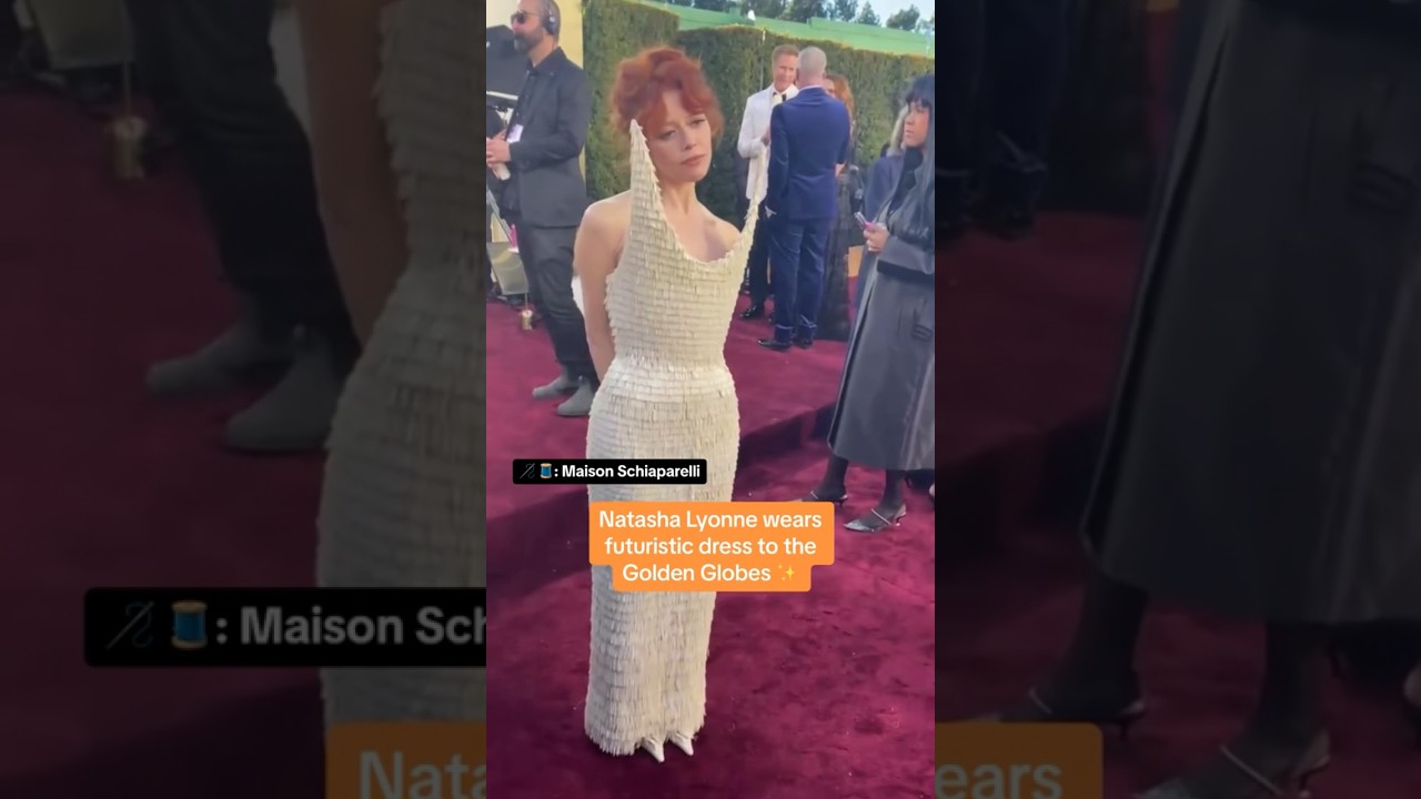 natasha lyonne golden globe dress Natasha Lyonne in Schiaparelli SS23 at the 2024 Golden Globe Awards :  r/whatthefrockk