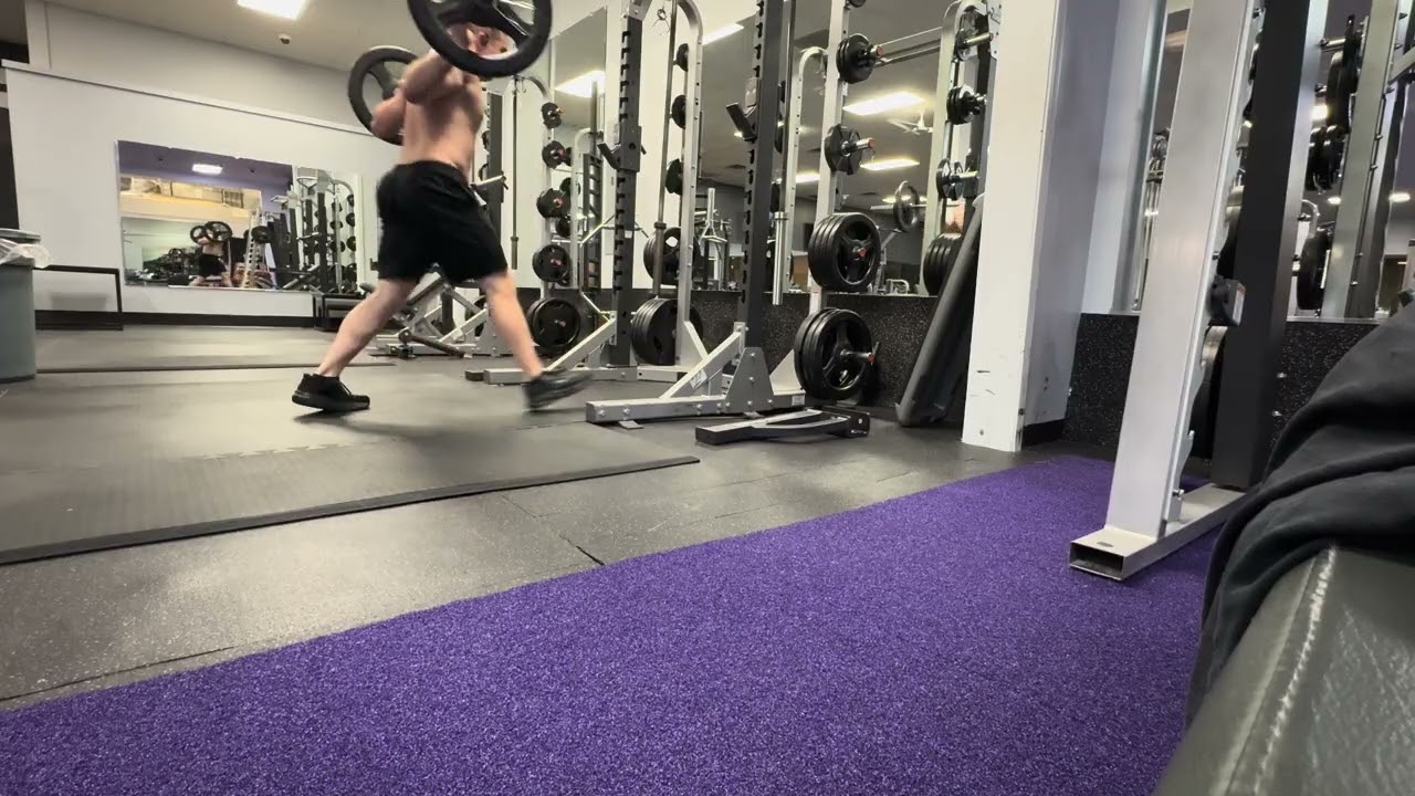 Выпады со штангой и наклоны вперед без гантелей.