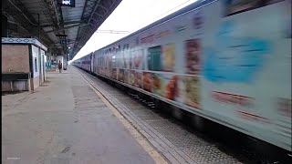 NEW LOOK LHB TRAIN : 22951 BANDRA TERMINUS GANDHIDHAM WEEKLY EXPRESS | INDIAN RAILWAYS