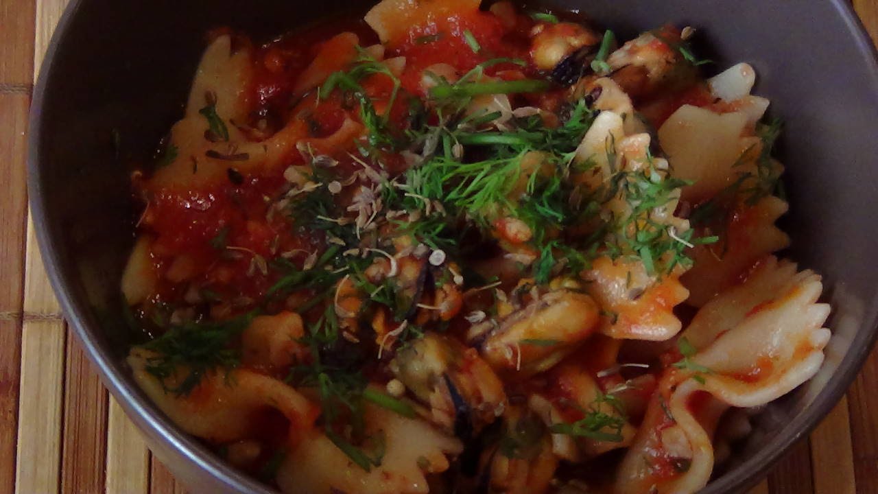 Фарфалле с мидиями (средиземноморская кухня).