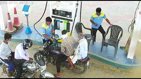 Bike Caught Fire at Petrol Pump | Never use the phone while filling (petrol) oil.