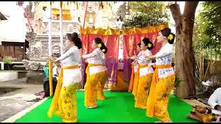 Rejang Renteng diiringi gamblan angklung pkk karang buncing $anur lan Jagapati
