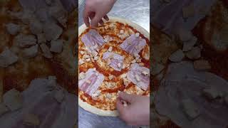 В этом видео рассказываем и показываем, как мы готовим пиццу Барбекю 🍕 #суши#pizza #доставканадом