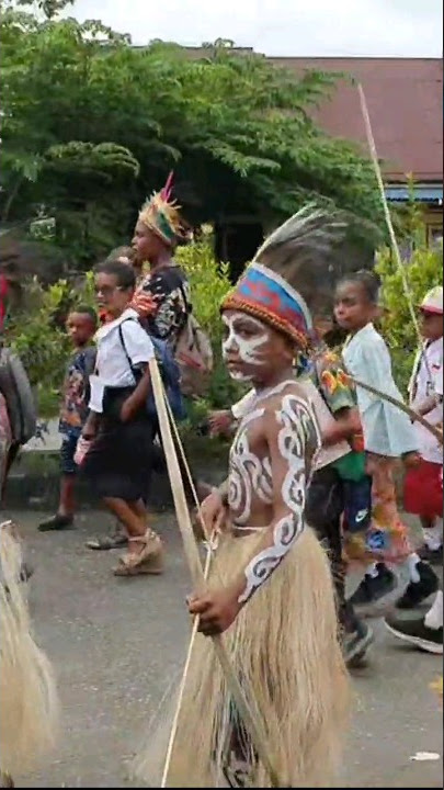 PAKAIAN ADAT PAPUA & SUSTER KECIL ● KARNAVAL BUDAYA SERUI - PAPUA #karnaval #serui #papua