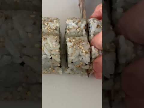 How I cut my California sushi roll! My secret weapon for cutting sushi 
