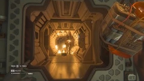 Alien: Isolation Using Noise Maker & Molotov On Xenomorph