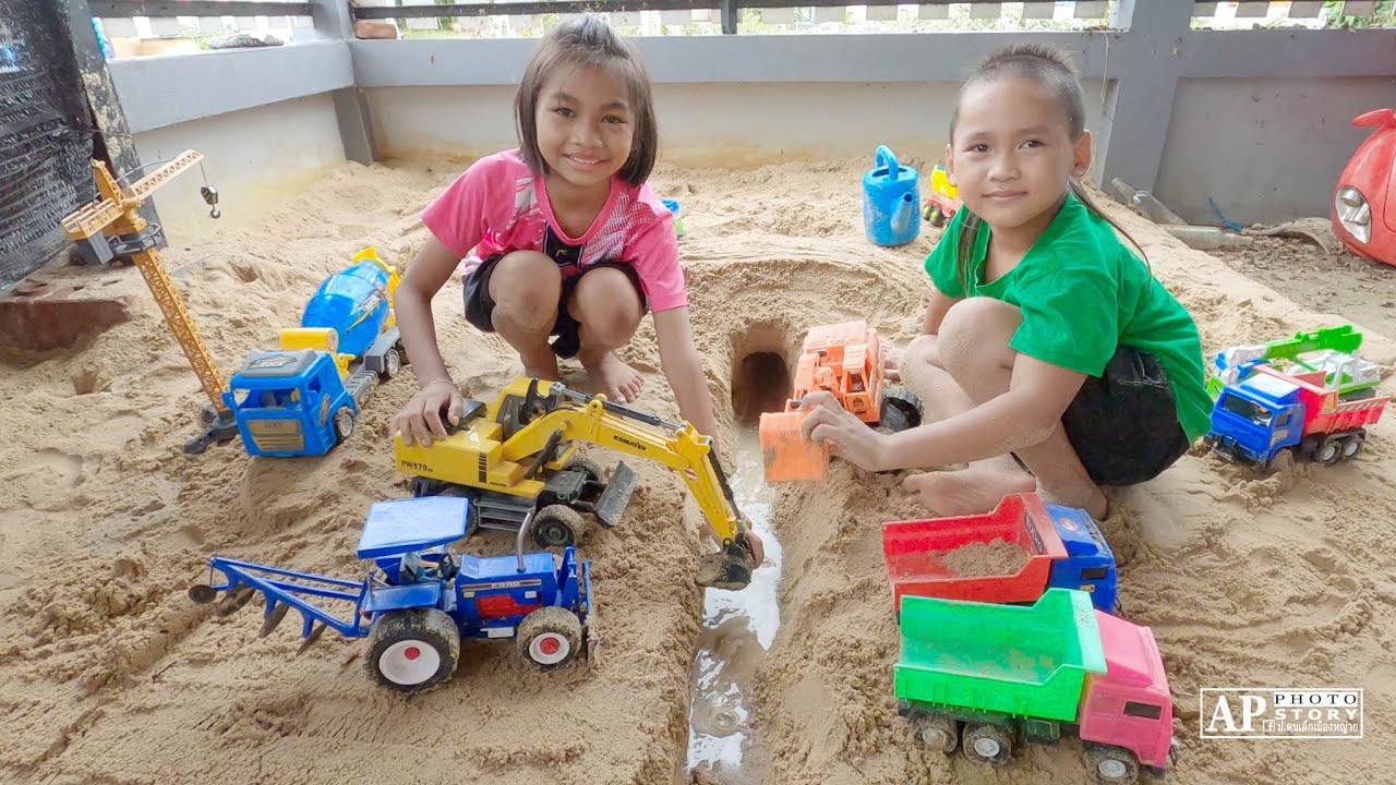 รถก่อสร้างของเล่น ขุดคลองน้ำในบ่อทราย | น้องโก๊ะพี่แอมป์