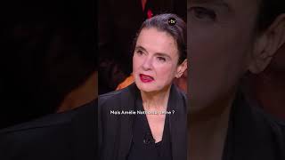 📸 Amélie Nothomb se livre sur la "victoire" que représentent les photos de ses livres. #QuelleEpoque