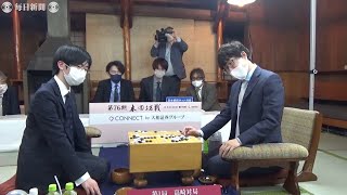 文裕先勝、10連覇に向け好スタート　本因坊戦第1局