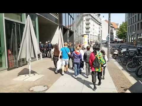 Störer wird bei Friedensdemo in Leipzig von Polizisten abgeführt