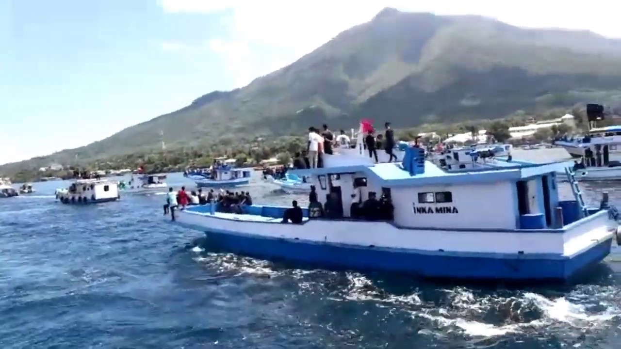 Prosesi laut di Flores larantuka