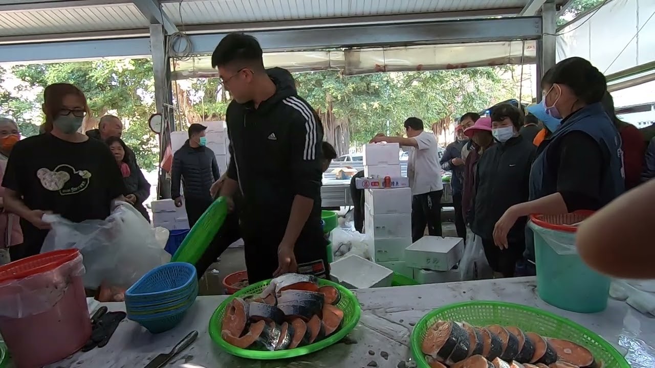 帥兒子亂搞鮭魚瀑布 可以再誇張一點 #中彰海王子 #彰化八卦山棒球場 #海鮮叫賣 #海鮮拍賣